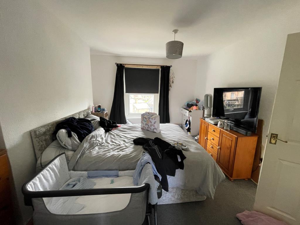 Lot: 73 - FREEHOLD BLOCK OF TWO FLATS AND A MAISONETTE FOR INVESTMENT - Maisonette bedroom one